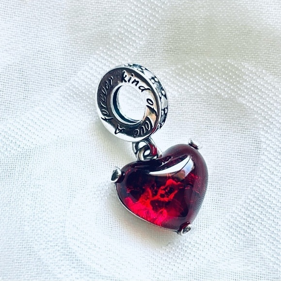💋 NWOT Mickey & Minnie Mouse Kiss Red Heart Charm ✨ - Picture 8 of 10